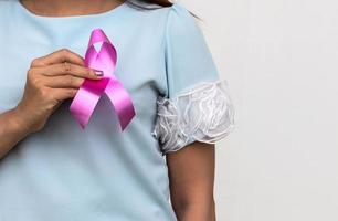gros plan main de femme avec la lutte contre le cancer du sein. photo