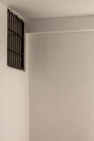 fenêtres à balustrade en acier sur des murs en béton blanc. photo