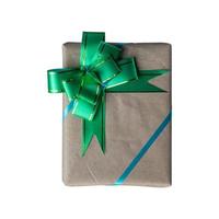 isoler la boîte-cadeau attachée avec un arc vert. photo