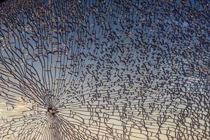 la surface de la vitre de la voiture, qui est fissurée en contre-jour. photo