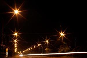 lumières, lanternes et phares de voiture au crépuscule. photo