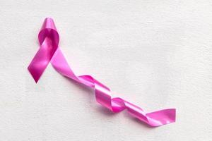 arc symbole de ruban rose pour le cancer du sein contre le mur de béton. photo