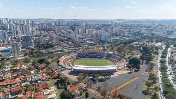ribeirao preto, sao paulo brésil vers juillet 2019 vue aérienne de ribeirao preto, sao paulo, vous pouvez voir des bâtiments et le stade santa cruz botafogo. photo