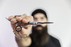 barbier avec une longue barbe à l'aide de ciseaux photo