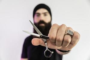 barbier avec une longue barbe à l'aide de ciseaux photo