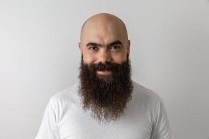 homme barbu regardant la caméra. concept de masculinité et soin de la barbe. pointant du doigt, approuvant ou indiquant. photo