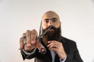 barbier avec une longue barbe à l'aide de ciseaux photo