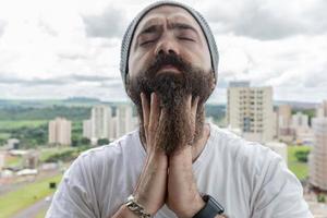 homme barbu avec un mal de tête et beaucoup d'inquiétude photo