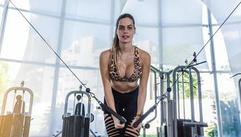 fille formation pectorale dans l'appareil de gym photo