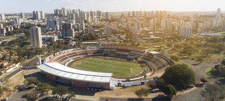 ribeirao preto, sao paulo brésil vers juillet 2019 vue aérienne de ribeirao preto, sao paulo, vous pouvez voir des bâtiments et le stade santa cruz botafogo. photo