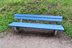 un banc public vide trouvé dans le nord de l'europe photo