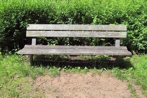 un banc public vide trouvé dans le nord de l'europe photo