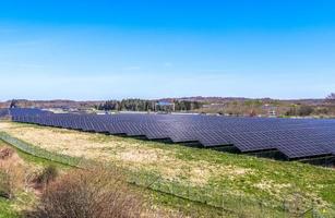 générer de l'énergie propre avec des modules solaires dans un grand parc à proximité de l'autoroute a7 dans le nord de l'allemagne. photo