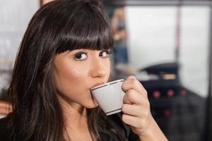 femme buvant une table basse. femmes au café. photo