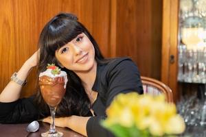 la crème glacée blanche mélange la fraise avec beaucoup de calories, peut vous faire grossir, flouter. délicieux sundae à la vanille ou au chocolat avec fraise. photo