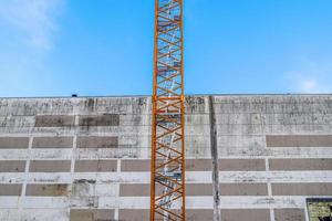 plusieurs grues sur des chantiers d'immeubles de grande hauteur dans toute l'europe photo