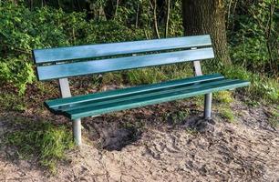 un banc public vide trouvé dans le nord de l'europe photo