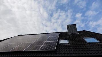 panneaux solaires produisant de l'énergie propre sur le toit d'une maison d'habitation photo