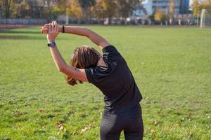 jeune coureuse s'entraînant en été à l'extérieur sur le studium photo