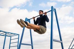 formation de jeunes hommes en forme faire des exercices en plein air sur la plage photo