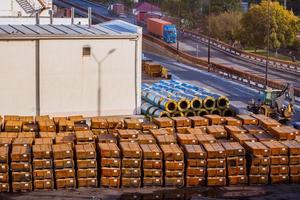 grand terminal de fret dans le port maritime photo