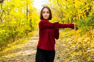 jeune femme heureuse formation de coureur dans un parc d'automne ensoleillé photo