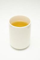 thé vert sur fond blanc. image de thé vert japonais. tasse de thé isolé sur fond blanc photo
