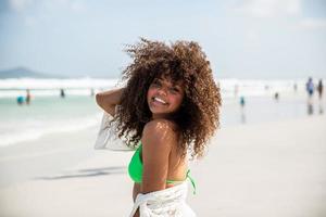 afro noire jeune jolie fille, cheveux bouclés, bikini, plage. vacances d'été afro-américaines. photo