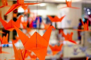 grues en origami suspendues à un fil