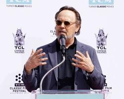 los angeles, 7 avril - billy crystal à la cérémonie de la main et de l'empreinte de carl et rob reiner au tcl chinese theatre imax le 7 avril 2017 à los angeles, ca photo