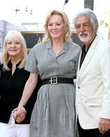 los angeles, 25 avril - arlene mantegna, jean smart, joe mantegna lors de la cérémonie jean smart sur le hollywood walk of fame le 25 avril 2022 à los angeles, ca photo