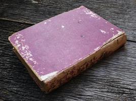 vieux livre sur un fond en bois photo