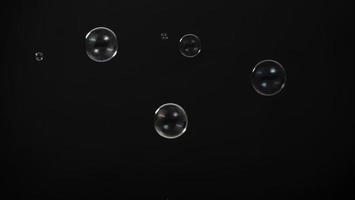 goutte de bulle de savon ou bulles de shampoing flottant comme voler dans les airs photo