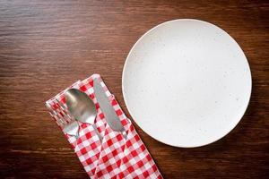 assiette ou plat vide avec couteau, fourchette et cuillère photo