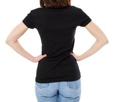 femme en t-shirt noir posant avec les mains sur la taille sur fond blanc photo