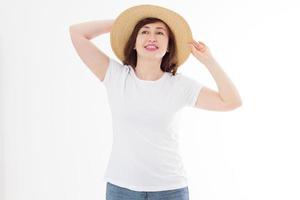 heureuse belle femme d'âge moyen au chapeau d'été isolé sur fond blanc. protection estivale de la peau de la tête et du visage. saison chaude et accessoires femme tendance. modèle de t-shirt vierge. espace de copie. photo