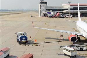 avion recevant du carburant d'un camion-citerne photo