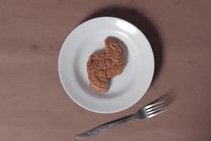 Les biscuits au chocolat de forme carrée conviennent comme collation d'accompagnement au menu du petit-déjeuner. commencer la matinée avec des biscuits. peut être consommé par tous les âges, des tout-petits aux personnes âgées. pile de biscuits. photo