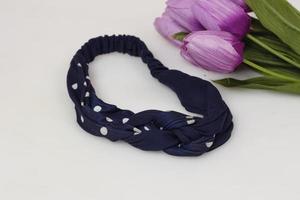 Les bandanas coréens décorés de diverses sortes de fleurs embelliront les cheveux qui deviennent très beaux. avec une variété de formes uniques et de couleurs vives. photo