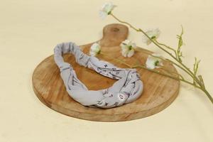 Les bandanas coréens décorés de diverses sortes de fleurs embelliront les cheveux qui deviennent très beaux. avec une variété de formes uniques et de couleurs vives. photo