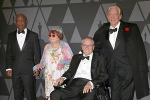 los angeles, nov 11 - charles burnett, agnes varda, owen roizman, donald sutherland au 9e prix annuel des gouverneurs ampas au dolby ballroom le 11 novembre 2017 à los angeles, ca photo