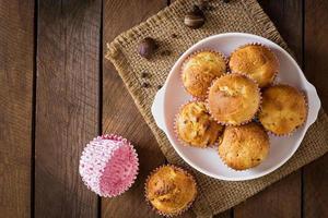 muffins aux fruits avec muscade et piment sur un fond de bois photo