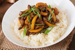 boeuf sauté aux poivrons, haricots verts et riz photo