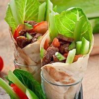 tortillas roulées avec de la viande et des légumes frais photo