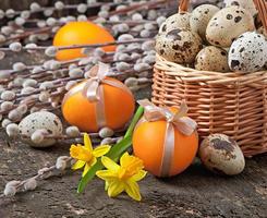 Oeufs de Pâques colorés sur fond de bois ancien photo