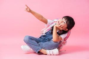 image d'un élève du primaire asiatique sur fond rose photo