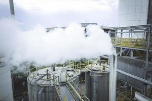 ligne de tuyaux de fumée de vapeur de soufflage dans l'usine de pétrole brut