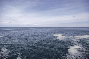mer avec horizon en arrière-plan photo