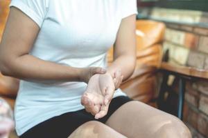 cette femme a ressenti de la douleur et un engourdissement dans ses nerfs après avoir subi les effets secondaires du covid-19. photo