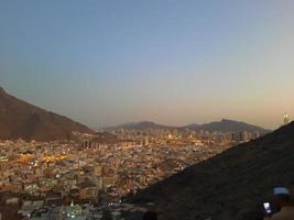 belle vue sur la montagne jabal al noor à la mecque. La grotte de Hira est située au sommet de la montagne Jabal al Noor où des visiteurs du monde entier viennent visiter. photo